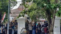 Demo Hebat di Pati: Rakyat Panjat Gedung DPRD, Desak Bupati Mundur!