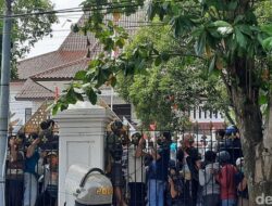Demo Hebat di Pati: Rakyat Panjat Gedung DPRD, Desak Bupati Mundur!