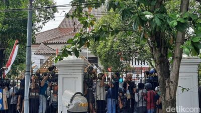Demo Hebat di Pati: Rakyat Panjat Gedung DPRD, Desak Bupati Mundur!