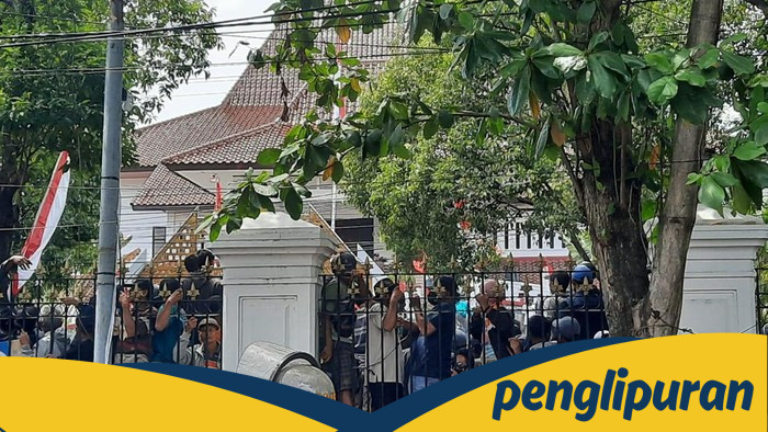 Demo Hebat di Pati: Rakyat Panjat Gedung DPRD, Desak Bupati Mundur!
