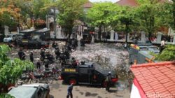 “Demo Pati Ricuh: Bupati Sudewo Belum Muncul, Massa Lautan Batu Berunjuk Rasa”