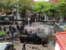“Demo Pati Ricuh: Bupati Sudewo Belum Muncul, Massa Lautan Batu Berunjuk Rasa”