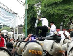 Bupati Pati Terancam saat Bicara di Depan Massa, Sontak Dilempari Botol!