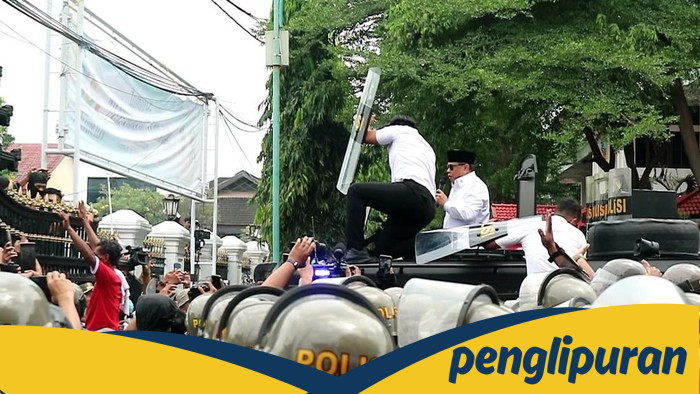 Bupati Pati Terancam saat Bicara di Depan Massa, Sontak Dilempari Botol!