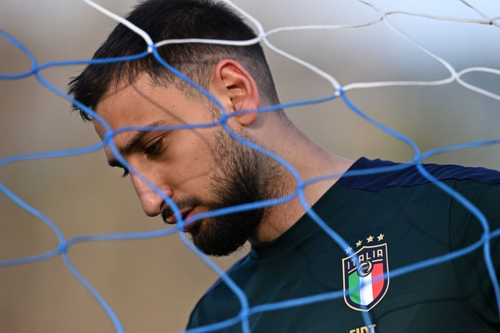 **Manchester City Syaratkan Ederson Dijual untuk Rekrut Donnarumma**