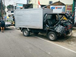 **Dua Mobil Boks ‘Adu Banteng’ di Ciputat, Sopir Kecelakaan Terjepit!**
