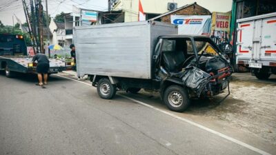 **Dua Mobil Boks ‘Adu Banteng’ di Ciputat, Sopir Kecelakaan Terjepit!**