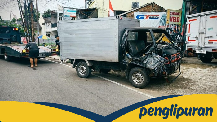 **Dua Mobil Boks 'Adu Banteng' di Ciputat, Sopir Kecelakaan Terjepit!**