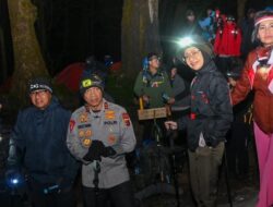 Polda Jabar Pamer Soliditas di Puncak Ciremai jelang HUT RI, Bendera Merah Putih Kibarkan Tinggi!