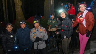 Polda Jabar Pamer Soliditas di Puncak Ciremai jelang HUT RI, Bendera Merah Putih Kibarkan Tinggi!