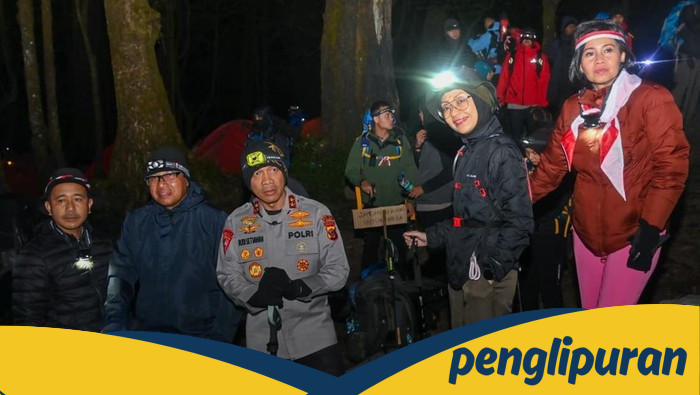 Polda Jabar Pamer Soliditas di Puncak Ciremai jelang HUT RI, Bendera Merah Putih Kibarkan Tinggi!