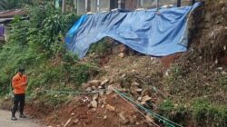**12 Rumah di Nanggung Bogor Rusak Diterjang Angin Kencang dan Longsor**