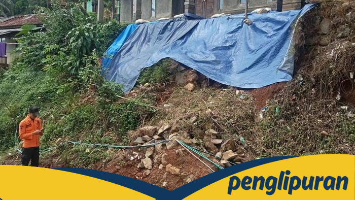 **12 Rumah di Nanggung Bogor Rusak Diterjang Angin Kencang dan Longsor**