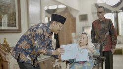 **Mensos Antar Langsung Undangan HUT ke-80 RI ke Istri Gus Dur, Simbol Reuni Generasi Kemerdekaan**