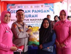 Polres Inhil Berikan Bendera Gratis dalam Gelar GPM Sambut HUT RI!