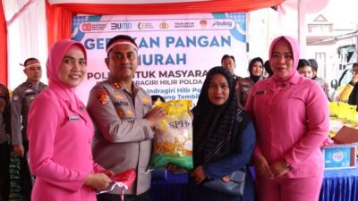 Polres Inhil Berikan Bendera Gratis dalam Gelar GPM Sambut HUT RI!