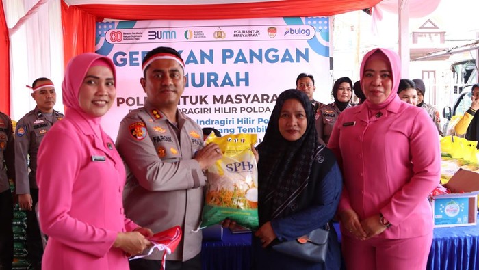 Polres Inhil Berikan Bendera Gratis dalam Gelar GPM Sambut HUT RI!
