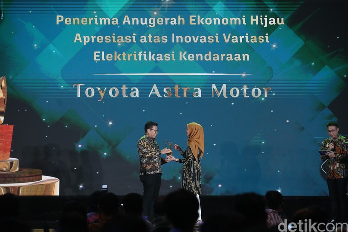 **Selamat! Toyota Raih Anugerah Ekonomi Hijau dari detikcom untuk Inovasi Elektrifikasi**