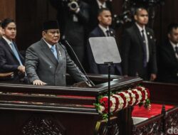 Prabowo Tanpa Baju Adat di MPR: Istana Soroti ‘Pilihan’ yang Kontroversial!