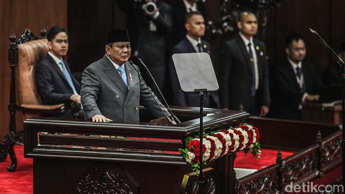 Prabowo Tanpa Baju Adat di MPR: Istana Soroti 'Pilihan' yang Kontroversial!