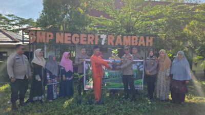 Tanam Pohon, Bantu Polisi! Siswa dan Guru SMP di Rohul Aksi Nyata Dukung Green Policing Riau