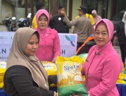 **Bhayangkari Polsek Singingi Salurkan 500kg Beras Murah, Stabilkan Pasokan Pangan**