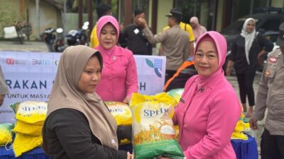 **Bhayangkari Polsek Singingi Salurkan 500kg Beras Murah, Stabilkan Pasokan Pangan**