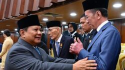 Dua Jempol Jokowi untuk Prabowo: Pertemuan Tegang atau Perjanjian Senyap?