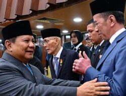 Dua Jempol Jokowi untuk Prabowo: Pertemuan Tegang atau Perjanjian Senyap?