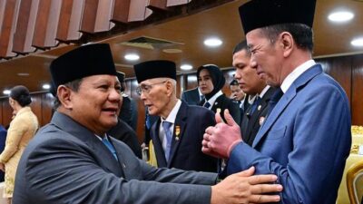 Dua Jempol Jokowi untuk Prabowo: Pertemuan Tegang atau Perjanjian Senyap?