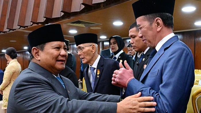 Dua Jempol Jokowi untuk Prabowo: Pertemuan Tegang atau Perjanjian Senyap?
