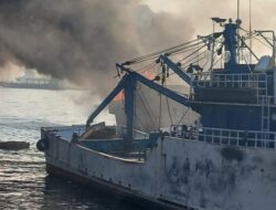 Kapal Terbakar di Muara Baru Jakut, Asap Hitam Membubung: Ancaman Darurat bagi Lingkungan!