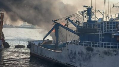 Kapal Terbakar di Muara Baru Jakut, Asap Hitam Membubung: Ancaman Darurat bagi Lingkungan!