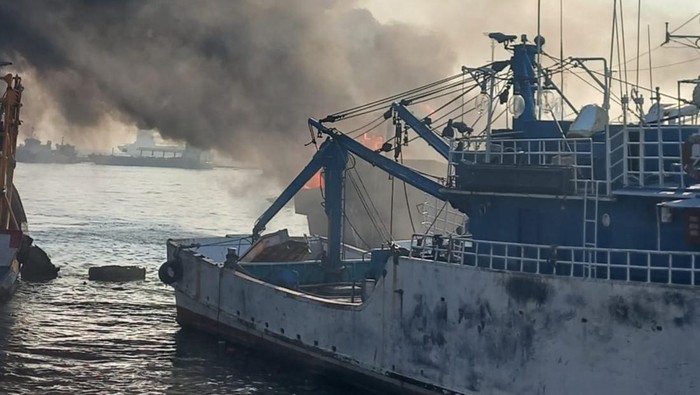 Kapal Terbakar di Muara Baru Jakut, Asap Hitam Membubung: Ancaman Darurat bagi Lingkungan!