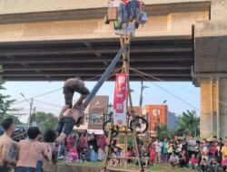 Sepeda-Motor Listrik dari Gibran Diincar Peserta Panjat Pinang di Kalimalang – Update 1