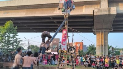 Sepeda-Motor Listrik dari Gibran Diincar Peserta Panjat Pinang di Kalimalang – Update 1