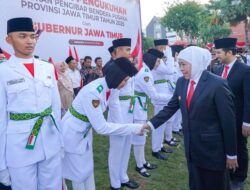 **Khofifah Kukuhkan 76 Paskibraka Jatim, Tantangan Muliakah Hari Ini**