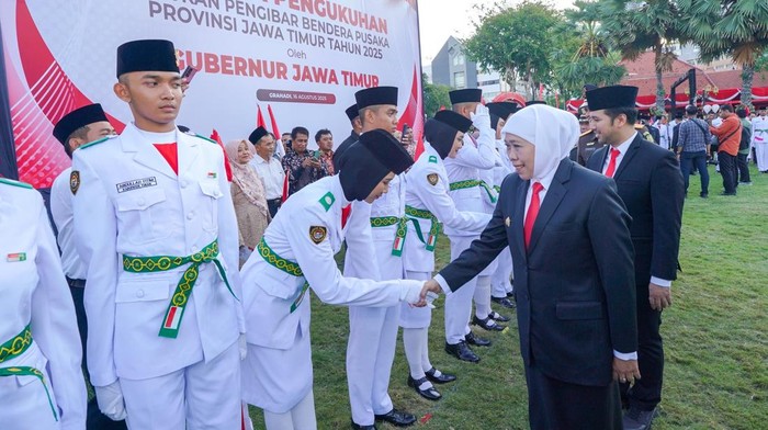 **Khofifah Kukuhkan 76 Paskibraka Jatim, Tantangan Muliakah Hari Ini**