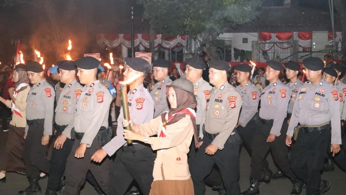 Polda Banten Pawai Obor di Kota Serang untuk Sambut HUT ke-80 RI - Update 1