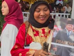 **Warga Ikut Upacara HUT ke-80 RI di Istana, Dapat Suvenir Seru Ini!**
