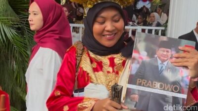 **Warga Ikut Upacara HUT ke-80 RI di Istana, Dapat Suvenir Seru Ini!**