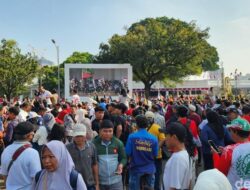[1. Antusiasme Warga Melonjak saat Kirab Bendera Merah Putih HUT RI ke-80 di Monas]