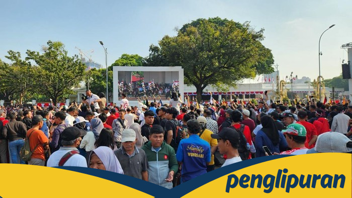 [1. Antusiasme Warga Melonjak saat Kirab Bendera Merah Putih HUT RI ke-80 di Monas]