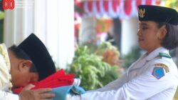 Prabowo Cium Bendera Merah Putih yang hendak Dikibarkan Pakibraka dalam Momentum Pemuda