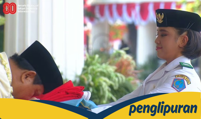 Prabowo Cium Bendera Merah Putih yang hendak Dikibarkan Pakibraka dalam Momentum Pemuda