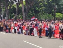 “Momen Menakjubkan! Warga di Depan Istana Kompak Hormat saat Pengibaran Bendera RI ke-80”