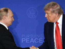 Trump Serahkan ‘Surat Perdamaian’ dari Melania kepada Putin di Alaska