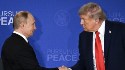 Trump Serahkan ‘Surat Perdamaian’ dari Melania kepada Putin di Alaska