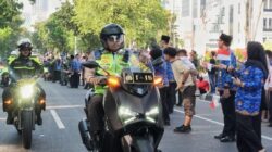 “Naik Motor, Kakorlantas Terjun Langsung Pimpin Pengamanan Puncak HUT ke-80 RI: Inovasi atau Rasa Takut?”
