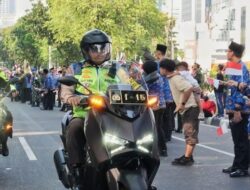 “Naik Motor, Kakorlantas Terjun Langsung Pimpin Pengamanan Puncak HUT ke-80 RI: Inovasi atau Rasa Takut?”